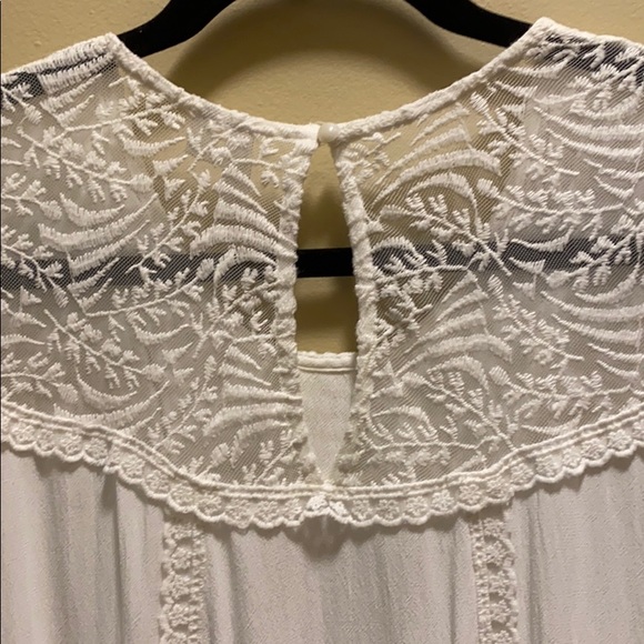 ✨NEW✨LAPIS WHITE FLOWY TOP WITH LACE - Picture 7 of 7